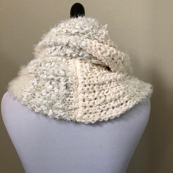 NWT INC Macy's Mixed Yarn Metallic Loop Scarf - Picture 3 of 3